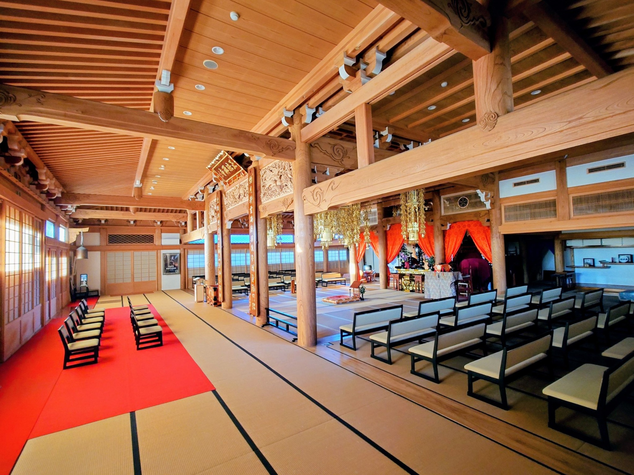 木造山正法寺の本堂内部。畳敷きの堂内と参列席
