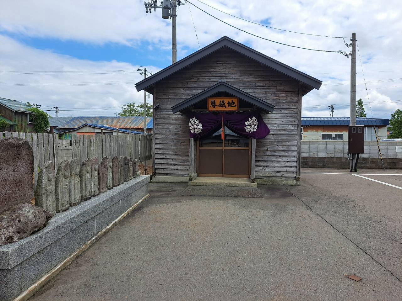 正法寺の地蔵堂と石仏