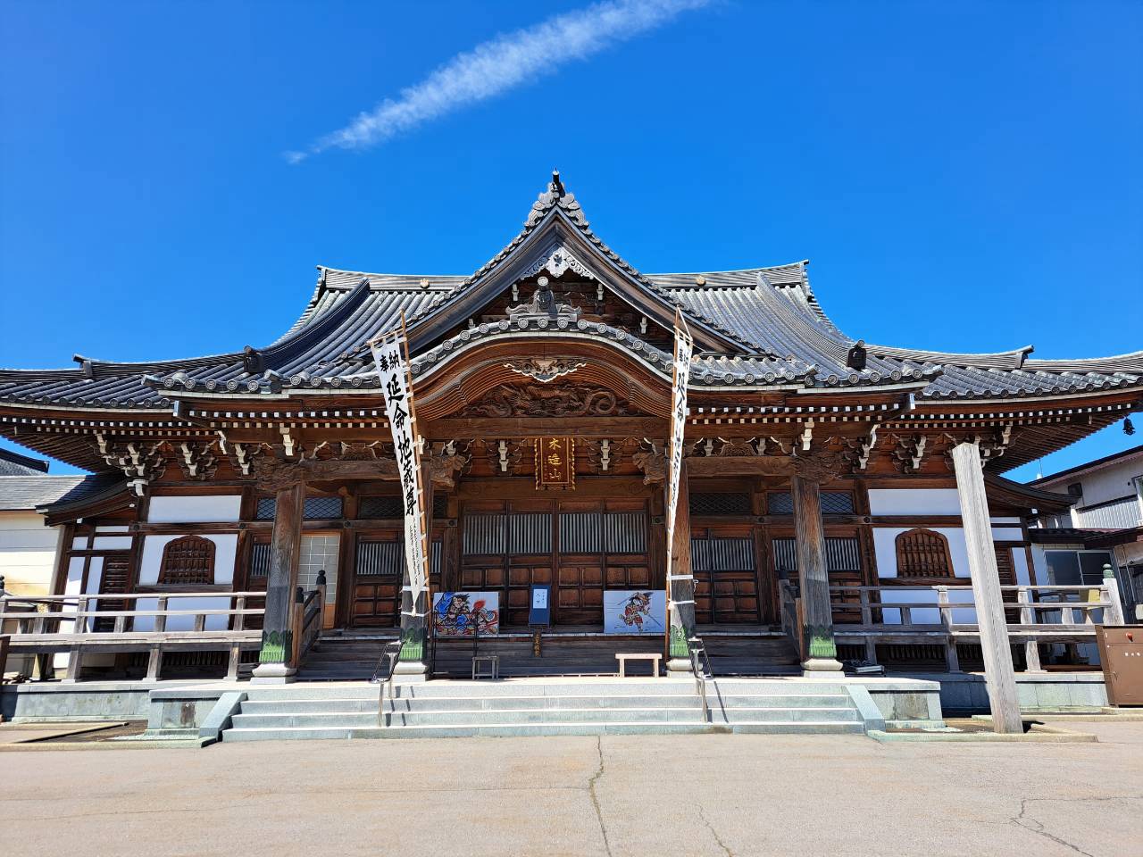 青空の下に建つ正法寺本堂の正面