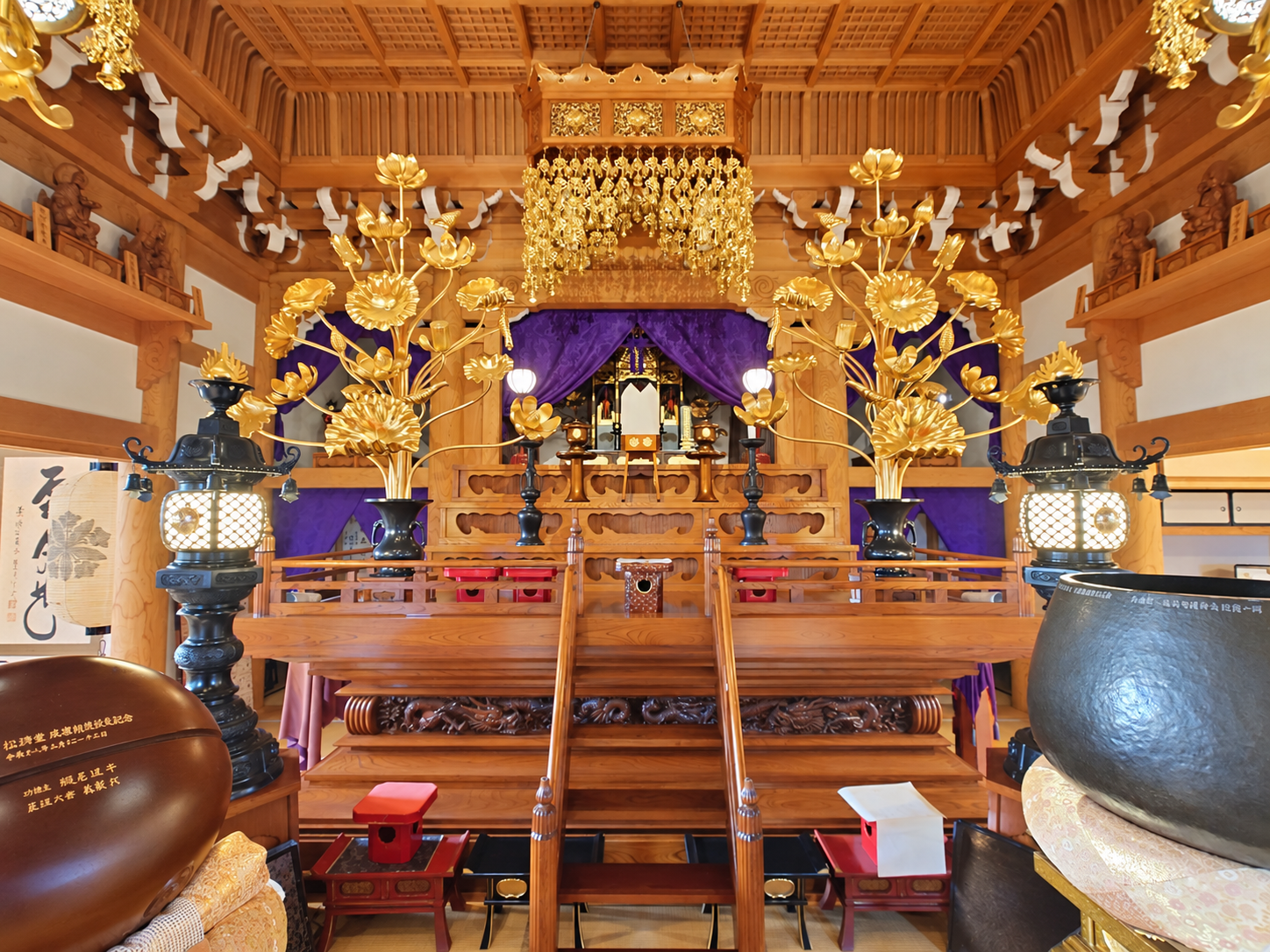 正法寺の本堂内陣を正面から望む