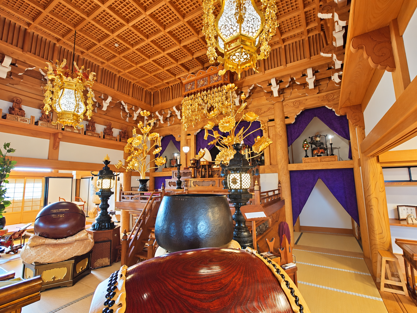正法寺の本堂内陣を反対側から望む