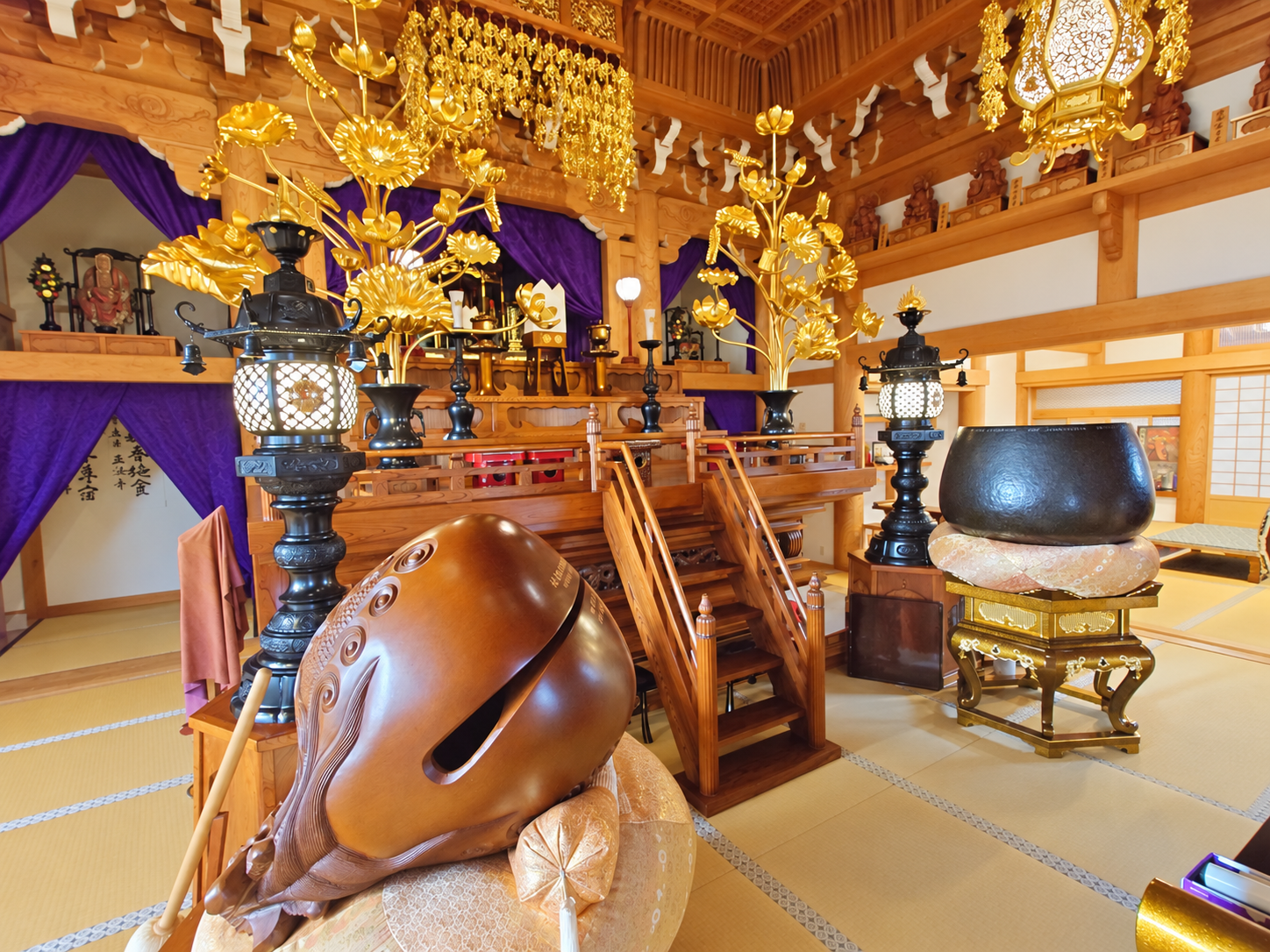 正法寺の本堂内陣を側面から望む