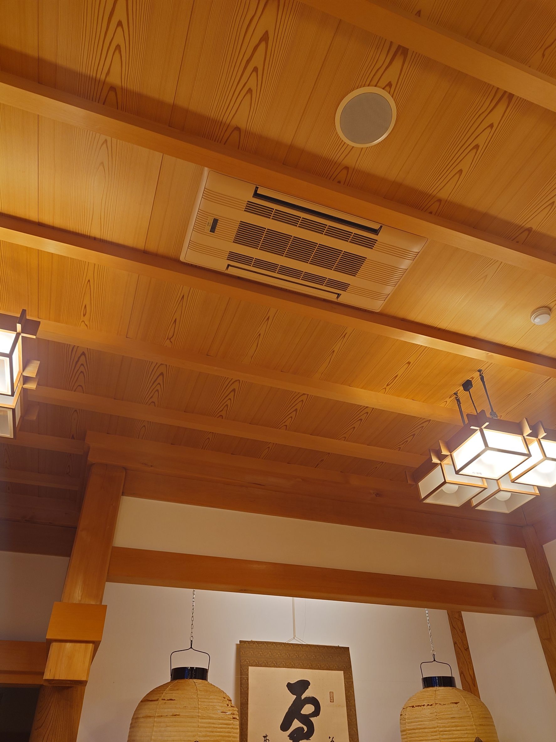 本堂の天井埋め込み式エアコン