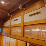 本堂の壁埋め込み式エアコン