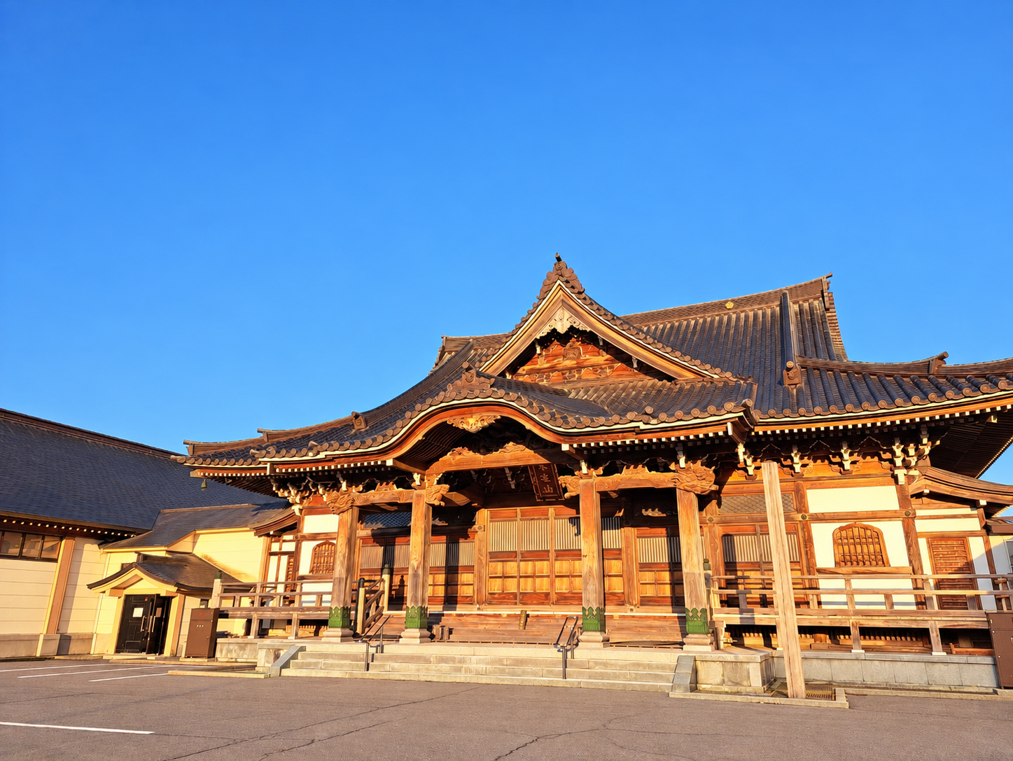 青空の下に建つ木造山正法寺の本堂