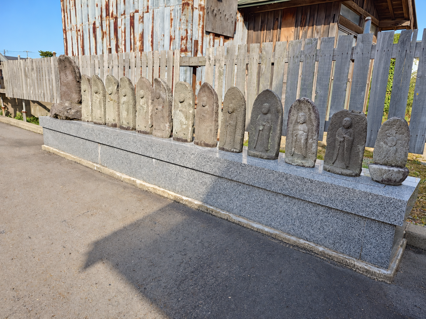 正法寺の地蔵堂横に並ぶ石像十三仏