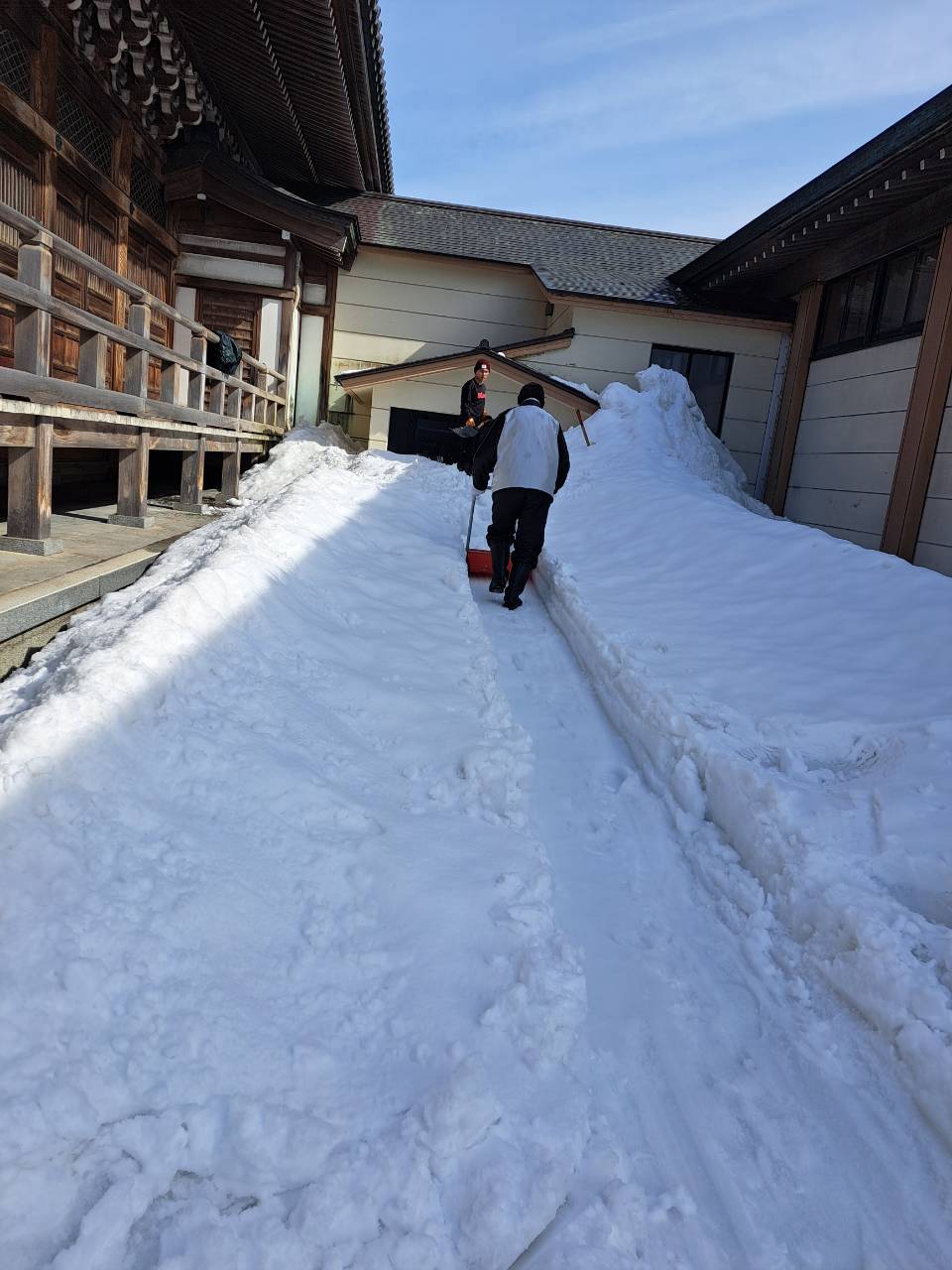 通路の除雪作業